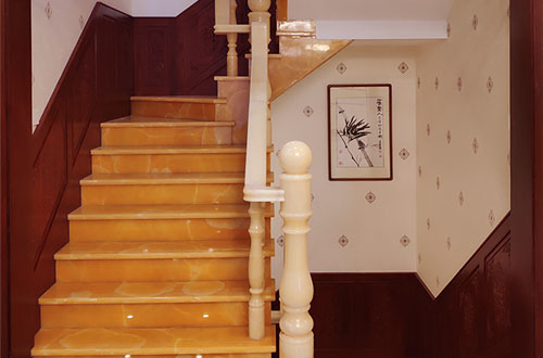 白城中式别墅室内汉白玉石楼梯的定制安装装饰效果